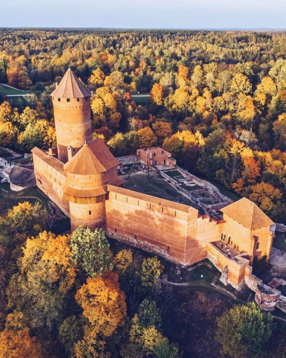 Турайдский замок – самая впечатляющая историческая жемчужина одноименного музея-заповедника, который стал одним из самых популярных туристических направлений Латвии (Сигулда). | Фото: spottinghistory.com. Турайдский замок – самая впечатляющая историческая жемчужина одноименного музея-заповедника, который стал одним из самых популярных туристических направлений Латвии (Сигулда). | Фото: spottinghistory.com.