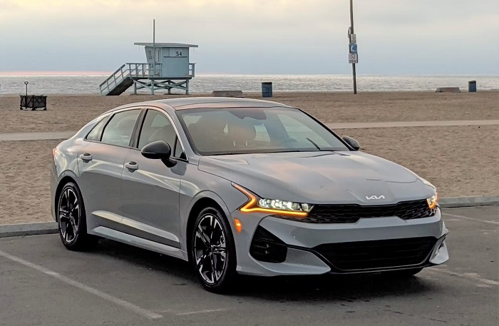 Индивидуальность Kia K5 придают легкосплавные диски/ Фото: carfax.com Индивидуальность Kia K5 придают легкосплавные диски/ Фото: carfax.com