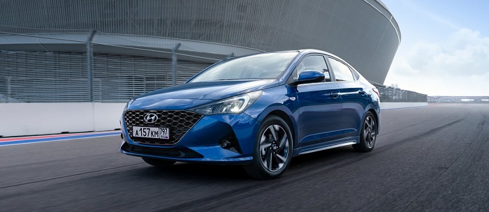 Hyundai Solaris 2022 года снабжен электрическим складыванием боковых зеркал/ Фото: hyundai.ru Hyundai Solaris 2022 года снабжен электрическим складыванием боковых зеркал/ Фото: hyundai.ru