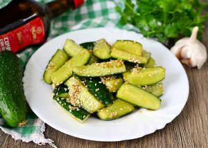 Быстрые малосольные огурцы с соевым соусом и кунжутом