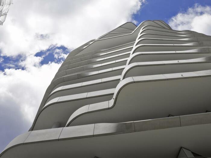 Выступающие за переделы основной конструкции здания Marco Polo Tower балконы и террасы образуют органической формы навесы, обеспечивающие тенью внутреннее пространство жилых резиденций (Гамбург, Германия). | Фото: hamburg.com. Выступающие за переделы основной конструкции здания Marco Polo Tower балконы и террасы образуют органической формы навесы, обеспечивающие тенью внутреннее пространство жилых резиденций (Гамбург, Германия). | Фото: hamburg.com.