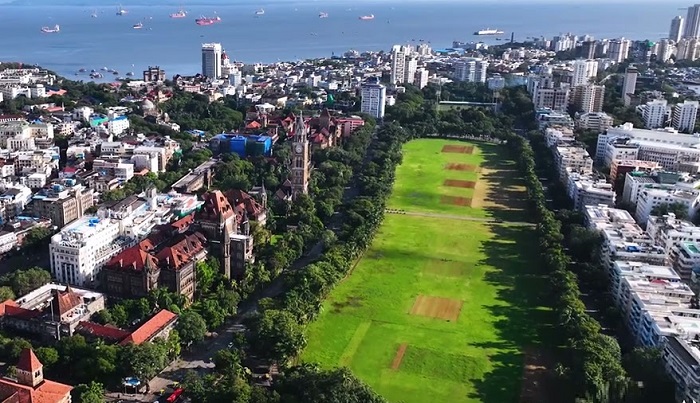 Oval Maidan Mumbai стал местом, где объединились два разных стиля и образа жизни, которые и придают городскому пейзажу особый шарм (Мумбаи, Индия). | Фото: lv.foursquare.com. Oval Maidan Mumbai стал местом, где объединились два разных стиля и образа жизни, которые и придают городскому пейзажу особый шарм (Мумбаи, Индия). | Фото: lv.foursquare.com.