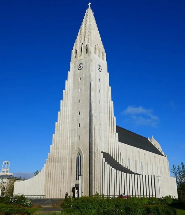 Hallgrímskirkja – потрясающего величия и красоты церковь, построенная в стиле экспрессионизма 1945-1986 гг. (Рейкьявик, Исландия). | Фото: art-facts.com. Hallgrímskirkja – потрясающего величия и красоты церковь, построенная в стиле экспрессионизма 1945-1986 гг. (Рейкьявик, Исландия). | Фото: art-facts.com.