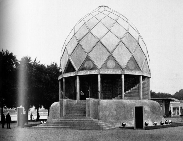 Стеклянный павильон Бруно Таута, построенный в 1914 году для Ассоциации стекольной промышленности на выставке Cologne Werkbund (Кёльн, 1994 г.). | Фото: artchive.ru. Стеклянный павильон Бруно Таута, построенный в 1914 году для Ассоциации стекольной промышленности на выставке Cologne Werkbund (Кёльн, 1994 г.). | Фото: artchive.ru.