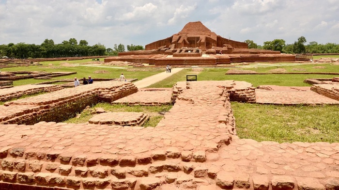 Остатки жилых и вспомогательных помещений (Somapura Mahavihara, Бангладеш). | Фото: thevintagenews.com. Остатки жилых и вспомогательных помещений (Somapura Mahavihara, Бангладеш). | Фото: thevintagenews.com.