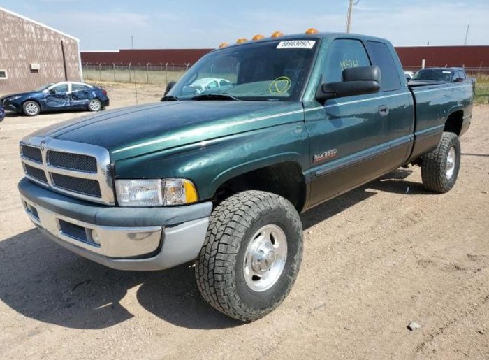 Dodge Ram 2500 2000 года имеет тщательно продуманную эргономику/ Фото: bid.cars Dodge Ram 2500 2000 года имеет тщательно продуманную эргономику/ Фото: bid.cars