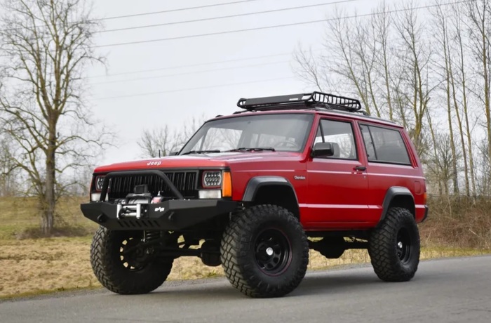 Jeep Cherokee XJ 1993 года имеет весьма крепкую ходовую часть/ Фото: bringatrailer.com Jeep Cherokee XJ 1993 года имеет весьма крепкую ходовую часть/ Фото: bringatrailer.com