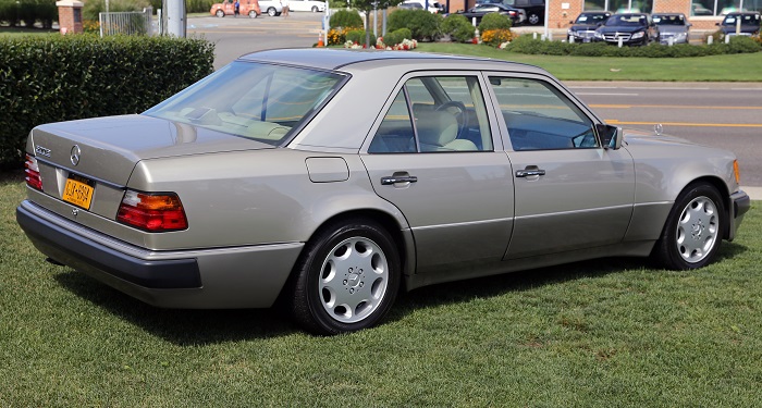 Mercedes-Benz w124 1992 года считался передовым автомобилем для своего времени/ Фото: wikimedia.org Mercedes-Benz w124 1992 года считался передовым автомобилем для своего времени/ Фото: wikimedia.org