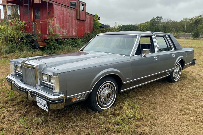 Lincoln Town Car 1983 года потребляет около 11 литров бензина на 100 км пути/ Фото: bringatrailer.com Lincoln Town Car 1983 года потребляет около 11 литров бензина на 100 км пути/ Фото: bringatrailer.com