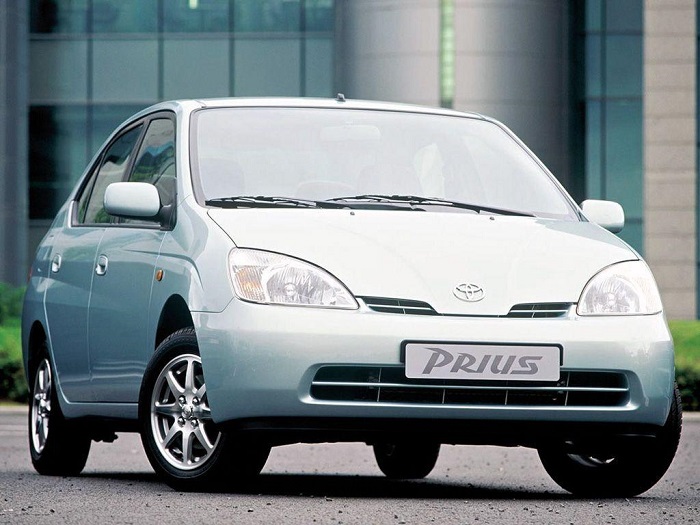 Toyota Prius 1997 года – один из первых массовых гибридов/ Фото: auto.vercity.ru Toyota Prius 1997 года – один из первых массовых гибридов/ Фото: auto.vercity.ru