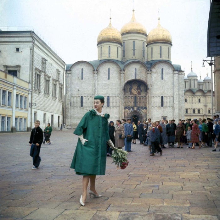 На оживлённой улице Москвы. Фото: i.pinimg.com. На оживлённой улице Москвы. Фото: i.pinimg.com.