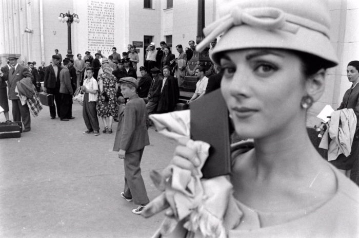 Модели Christian Dior прогуливаются по центру Москвы в СССР, 10 июня 1959 года. Фото: bing.com. Модели Christian Dior прогуливаются по центру Москвы в СССР, 10 июня 1959 года. Фото: bing.com.