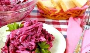 Салат из свеклы с яблоками и соусом из хрена