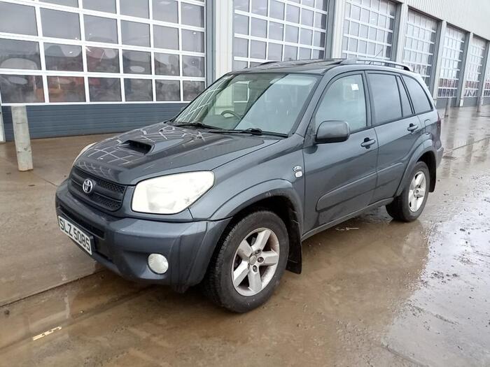 Toyota RAV4 надежен и проходим/ Фото: gruzovik.com Toyota RAV4 надежен и проходим/ Фото: gruzovik.com