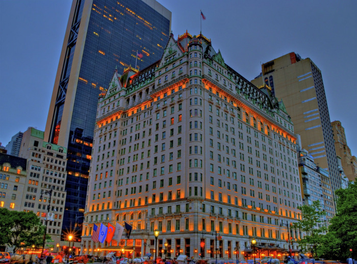 Plaza Hotel, начиная с открытия в 1907 г., стал символом Нью-Йорка для богатых и сильных мира сего. | Фото: fairmont.com. Plaza Hotel, начиная с открытия в 1907 г., стал символом Нью-Йорка для богатых и сильных мира сего. | Фото: fairmont.com.