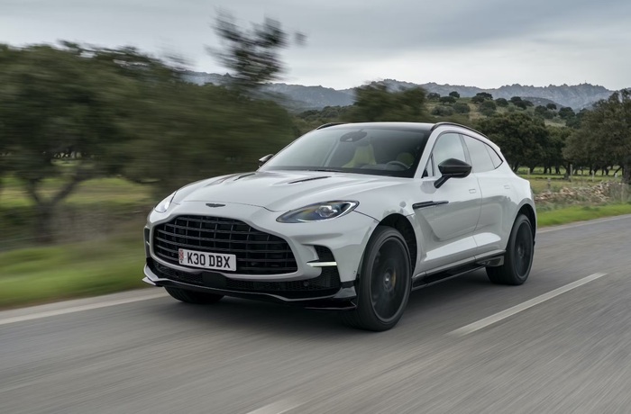 Мощность 4-литрового мотора Aston Martin DBX707 составляет 697 л. с./ Фото: hagerty.com Мощность 4-литрового мотора Aston Martin DBX707 составляет 697 л. с./ Фото: hagerty.com