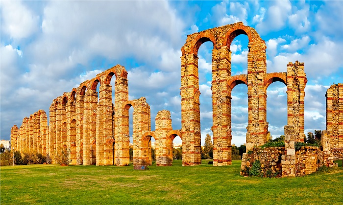 Акведук Miraculous Aqueduct является частью археологического ансамбля Мериды, признанного объектом Всемирного наследия ЮНЕСКО (Испания). | Фото: supertravelr.com. Акведук Miraculous Aqueduct является частью археологического ансамбля Мериды, признанного объектом Всемирного наследия ЮНЕСКО (Испания). | Фото: supertravelr.com.