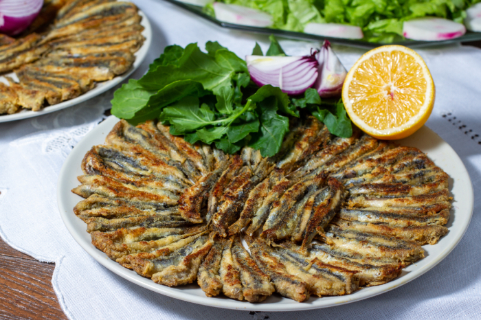 Вкуснейшая жаренная килька с лимоном. Фото: cdn.yemek.com. Вкуснейшая жаренная килька с лимоном. Фото: cdn.yemek.com.