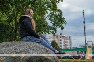 девушка сидит на камне