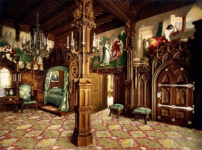 Интерьер спальни короля в замке Нойшванштайн (Джозеф Альберт, 1886 г.). | Фото: germany-insider-facts.com. Интерьер спальни короля в замке Нойшванштайн (Джозеф Альберт, 1886 г.). | Фото: germany-insider-facts.com.