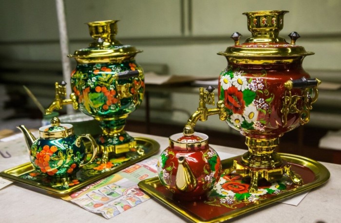 Расписные самовары - популярный сегодня сувенир среди туристов. /Фото: culture.ru Расписные самовары - популярный сегодня сувенир среди туристов. /Фото: culture.ru