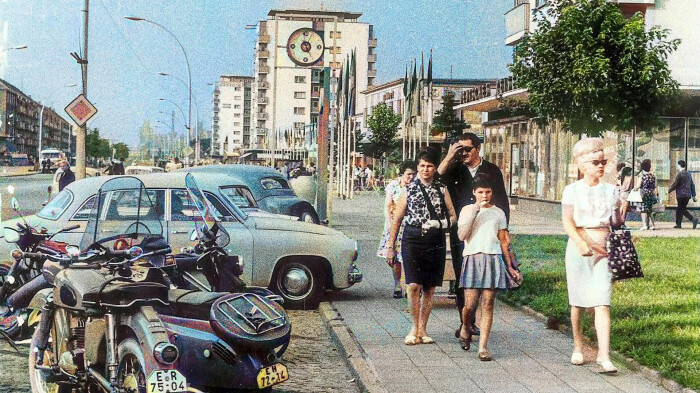 Стать жителем первого социалистического города, с улучшенным снабжением и большими возможностями было честью для многих жителей ГДР (Айзенхюттенштадт, Германия). | Фото: wildeast.blog. Стать жителем первого социалистического города, с улучшенным снабжением и большими возможностями было честью для многих жителей ГДР (Айзенхюттенштадт, Германия). | Фото: wildeast.blog.