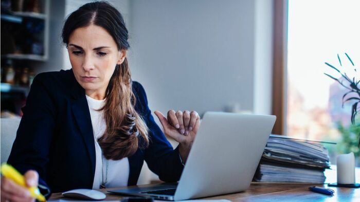 Некоторые мужчины считают, что женщина не должна работать. Фото: ichef.bbci.co.uk. Некоторые мужчины считают, что женщина не должна работать. Фото: ichef.bbci.co.uk.