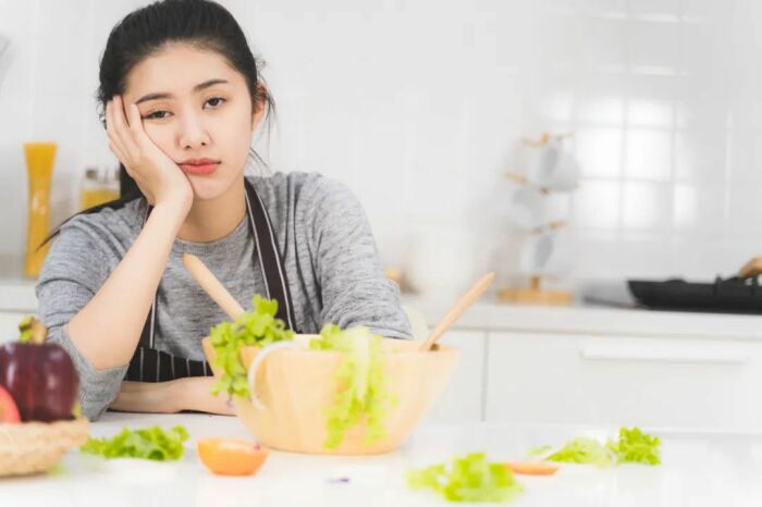 Каждая уважающая себя женщина обязана уметь готовить. Фото: chinaovary.com. Каждая уважающая себя женщина обязана уметь готовить. Фото: chinaovary.com.