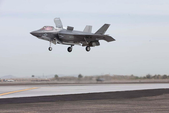 F-35B Lightning II имеется в распоряжении ВМС Италии и Великобритании/ Фото: military.com F-35B Lightning II имеется в распоряжении ВМС Италии и Великобритании/ Фото: military.com