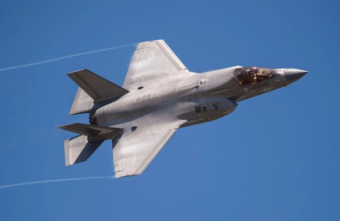 F-35B Lightning II стоит около 105 млн долларов, что делает его одним из самых дорогостоящих военных самолетов/ Фото: postandcourier.com F-35B Lightning II стоит около 105 млн долларов, что делает его одним из самых дорогостоящих военных самолетов/ Фото: postandcourier.com
