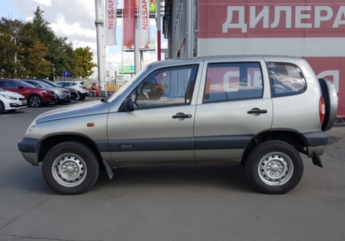 Chevrolet Niva имеет большой дорожный просвет и мощный мотор/ Фото: ovod-pro.ru Chevrolet Niva имеет большой дорожный просвет и мощный мотор/ Фото: ovod-pro.ru