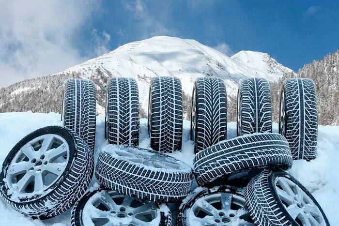 Зимние шины на фоне заснеженных гор/ Фото: allcarz.ru Зимние шины на фоне заснеженных гор/ Фото: allcarz.ru