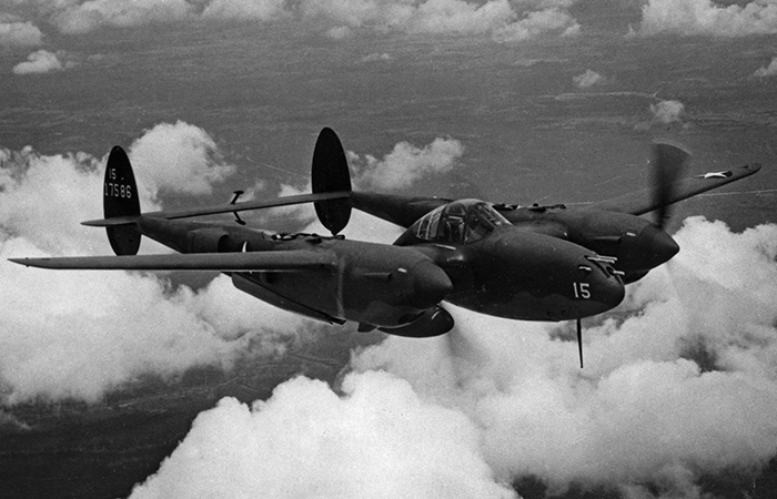 P-38 имел двухбалочную конструкцию./ Фото: britannica.com P-38 имел двухбалочную конструкцию./ Фото: britannica.com