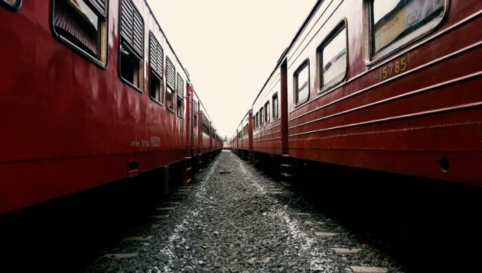 Лучше всего на время прохождения составов лечь на щебенку строго по середине. |Фото: pxhere.com. Лучше всего на время прохождения составов лечь на щебенку строго по середине. |Фото: pxhere.com.