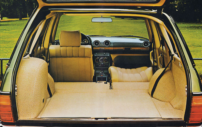 Вид в салон сзади - Mercedes-Benz W123 / Фото: CarsArheve.com Вид в салон сзади - Mercedes-Benz W123 / Фото: CarsArheve.com
