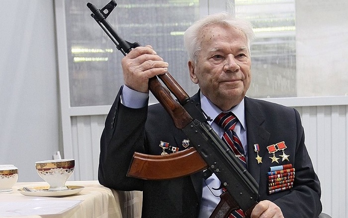 Михаил Калашников со своим детищем. Фото: amic.ru Михаил Калашников со своим детищем. Фото: amic.ru