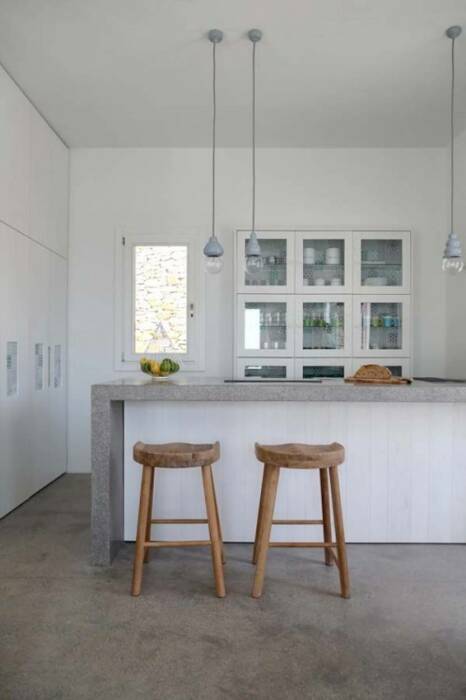 Кухня с островом, выступающем в роли барной стойки (Syros Summer House, Греция). | Фото: architizer.com. Кухня с островом, выступающем в роли барной стойки (Syros Summer House, Греция). | Фото: architizer.com.