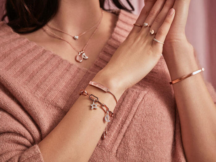 Изысканные минималистичные украшения с розовым кварцем. Фото: cfs3.monicavinader.com. Изысканные минималистичные украшения с розовым кварцем. Фото: cfs3.monicavinader.com.