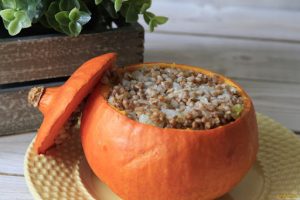 Каша из гречки с мясом в тыкве