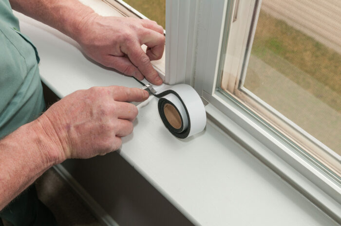 Чтобы сохранить тепло, позаботьтесь об изоляции окон и дверей.  Фото: ecotechwindows.ca.