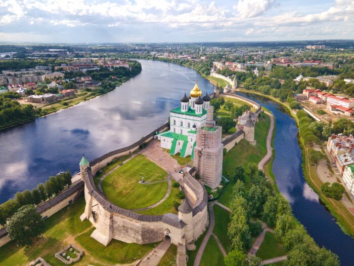 Псков – город-бастион, поражающий обилием храмов и величием кремля. | Фото: kidpassage.com. Псков – город-бастион, поражающий обилием храмов и величием кремля. | Фото: kidpassage.com.