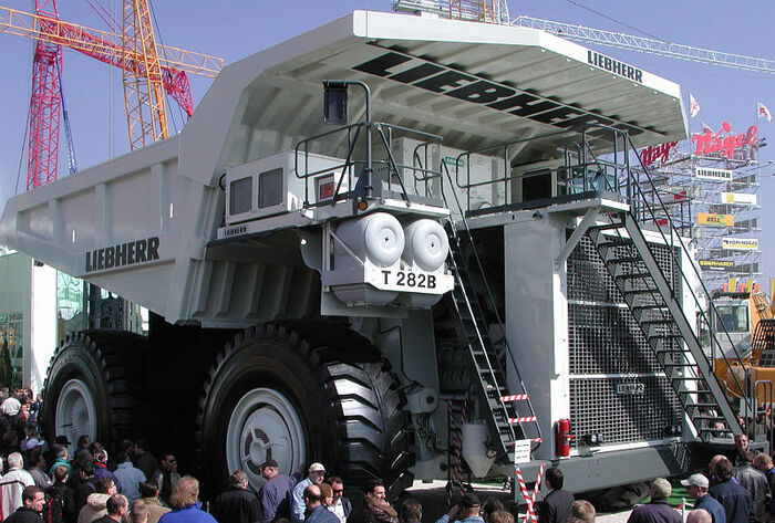 Liebherr T 282B может поднять на борт грузы общим весом 363 тонны/ Фото: wikimedia.org Liebherr T 282B может поднять на борт грузы общим весом 363 тонны/ Фото: wikimedia.org
