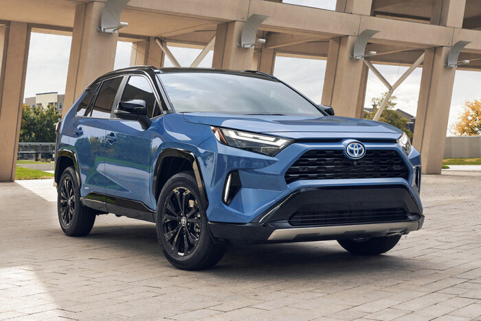 Toyota RAV4 может легко преодолевать бездорожье/ Фото: autoreview.ru Toyota RAV4 может легко преодолевать бездорожье/ Фото: autoreview.ru