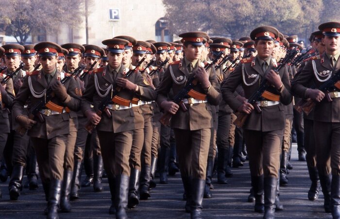 Солдаты СССР маршируют в военном строе / Фото: mixyfotos.ru Солдаты СССР маршируют в военном строе / Фото: mixyfotos.ru