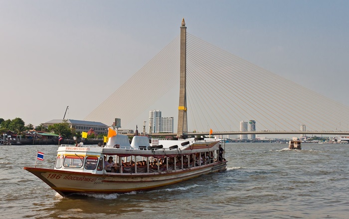 Водное такси на одном из каналов Бангкока. /Фото: helentours.ru Водное такси на одном из каналов Бангкока. /Фото: helentours.ru