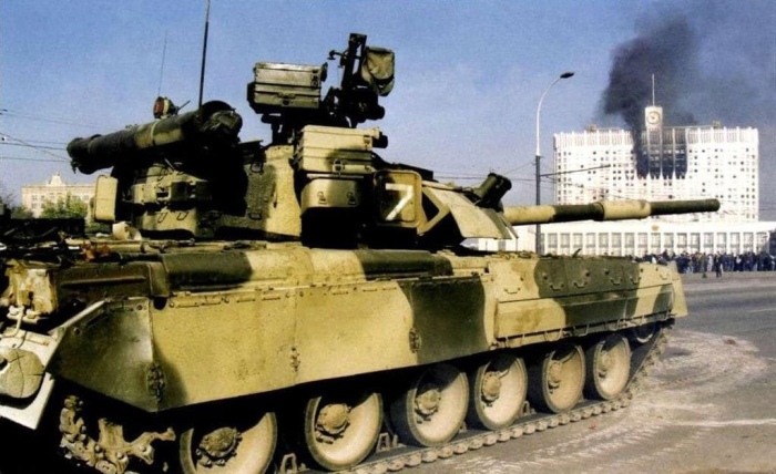 Т-80 перед Белым домом. |Фото: ВКонтакте. Т-80 перед Белым домом. |Фото: ВКонтакте.