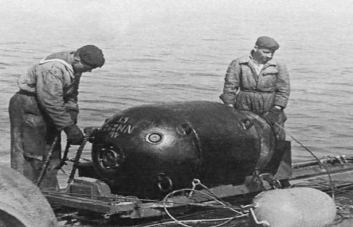 Установка мины во время Второй Мировой войны / Фото: korvet2.ru Установка мины во время Второй Мировой войны / Фото: korvet2.ru