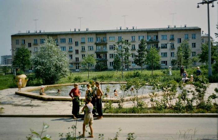 Возле хрущёвки были даже фонтаны и пруды / Фото: telegra.ph Возле хрущёвки были даже фонтаны и пруды / Фото: telegra.ph