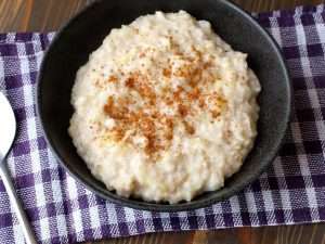 Каша из овсяных хлопьев с корицей