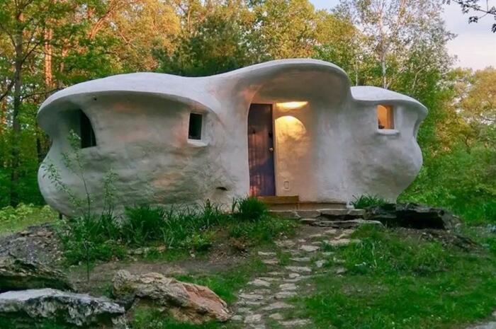 Крошечный домик Owl Hill, построенный художниками в 1980-х годах, имеет причудливый, скульптурный вид (штат Вермонт, США). | Фото: sonomacounty.com.